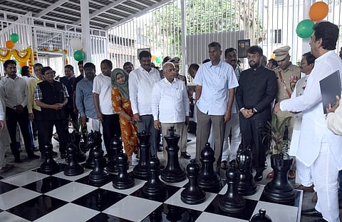  ಬೆಳಗಾವಿ ನಗರದ ಸರ್ಕಾರಿ ಸರ್ದಾರ್ಸ ಪ್ರೌಢಶಾಲಾ ಆವರಣದಲ್ಲಿ ನಿರ್ಮಿಸಿರುವ ನವೀನ ವಿನ್ಯಾಸದ ಚೆಸ್ ಪಾರ್ಕ್‌ನ್ನು ಶನಿವಾ ಸಚಿವ ಸತೀಶ ಜಾರಕಿಹೊಳಿ ಉದ್ಘಾಟಿಸಿದರು. ಆಸೀಫ್ ಸೇಠ್, ರಾಹುಲ ಶಿಂಧೆ, ಮೊಹಮ್ಮದ ರೋಷನ್ ಇತರರಿದ್ದರು.