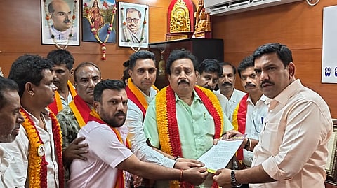 ಬೆಂಗಳೂರಿನಲ್ಲಿ ಬಿಜೆಪಿ ರಾಜ್ಯಾಧ್ಯಕ್ಷ ಬಿ.ವೈ. ವಿಜಯೇಂದ್ರಗೆ ವಿವಿಧ ಕನ್ನಡ ಸಂಘಟನೆಗಳ ಕಾರ್ಯರ್ತರು ಮನವಿ ಸಲ್ಲಿಸಿದರು. ಎಲ್.ಶಿವರಾಮೇಗೌಡ, ಶಂಕರ,ಅಧ್ಯಕ್ಷ ಜಗದೀಶ್ ಗೌಡ್ರ ಇತರರಿದ್ದರು.