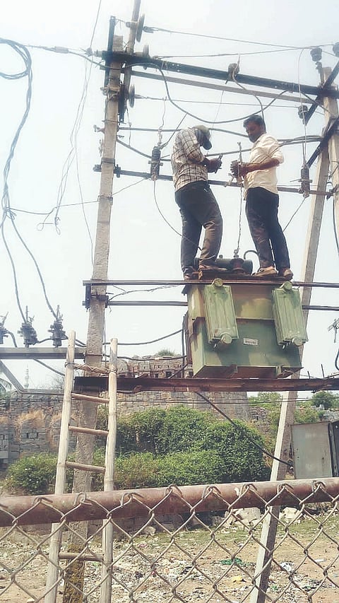 ಮುದಗಲ್‌ನ ಕೋಟೆ ಮುಂಭಾಗದ ಟಿಸಿ ದುರಸ್ತಿ ಕಾರ್ಯದಲ್ಲಿ ತೊಡಗಿದ್ದ ಜೆಸ್ಕಾಂ ಸಿಬ್ಬಂದಿ. 