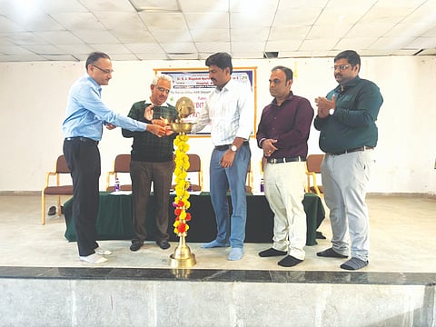ಅಂಕಲಿಯ ಡಾ.ಎನ್.ಎ.ಮಗದುಮ್ಮ ಆಯುರ್ವೇದಿಕ್ ವೈದ್ಯಕೀಯ ಕಾಲೇಜಿನಲ್ಲಿ  ಹಮ್ಮಿಕೊಂಡಿದ್ದ ಜಾಗೃತಿ ಕಾರ್ಯಕ್ರಮವನ್ನು ಡಾ.ದತ್ತಾ ಪಾಟೀಲ, ಡಾ.ಗಿರೀಶ ಕುಲಕರ್ಣಿ ಉದ್ಘಾಟಿಸಿದರು. ಡಾ.ಪ್ರಸನ್ನ ಸವಣೂರ ಇತರರಿದ್ದರು.