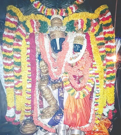 ಮೇಲುಕೋಟೆಯ ಕಲ್ಯಾಣಿ ತೀರದಲ್ಲಿರುವ ಭೂವರಾಹಸ್ವಾಮಿಗೆ ಅಭಿಷೇಕ ನೆರವೇರಿಸಿ ವಿಶೇಷ ಅಲಂಕಾರ ಮಾಡಲಾಗಿತ್ತು 