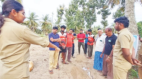 ಮೇಲುಕೋಟೆ ಹೋಬಳಿಯ ಕನಗೋನಹಳ್ಳಿಯಲ್ಲಿ ಮಂಡ್ಯದ ಕೃಷಿ ವಿವಿ ವಿದ್ಯಾರ್ಥಿನಿ ಅನನ್ಯಾ ಮತ್ತು ತಂಡದ ವಿದ್ಯಾರ್ಥಿಗಳು ತೆಂಗಿನಲ್ಲಿ ಬೇರು ಮೂಲಕ ಔಷಧ ನೀಡುವಿಕೆ ಕೀಟ ಮತ್ತು ರೋಗ ನಿರ್ವಹಣೆಗೆ ಪರಿಣಾಮಕಾರಿ ವಿಧಾನ ಕುರಿತು ಪ್ರಾತ್ಯಕ್ಷಿಕೆ ನೀಡಿದರು.