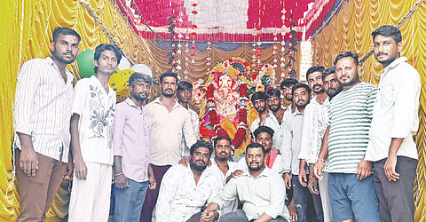 ಮಳವಳ್ಳಿ ತಾಲೂಕಿನ ರಾವಣಿ ಗ್ರಾಮದ ಕೆಂಪೇಗೌಡ ಗೆಳೆಯರ ಬಳಗದ ವತಿಯಿಂದ ಗ್ರಾಮದ ಪ್ರಮುಖ ವೃತ್ತದಲ್ಲಿ ಗಣೇಶ ಪ್ರತಿಷ್ಠಾಪನೆ ಮಾಡಿ ವಿಶೇಷ ಪೂಜೆ ಸಲ್ಲಿಸಿದರು. ಬಳಗದ ಪದಾಧಿಕಾರಿಗಳು ಇದ್ದರು.