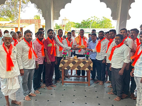 ಲಕ್ಷ್ಮೇಶ್ವರದಲ್ಲಿ ಶಾಸಕ ಬಾಲಚಂದ್ರ ಜಾರಕಿಹೊಳಿ ಅವರನ್ನು ಗ್ರಾಮಸ್ಥರು ಸನ್ಮಾನಿಸಿದರು. ರೇವಣಸಿದ್ಧ ಶರಣರು, ಮಹಾದೇವಪ್ಪ ಭೋವಿ ಇತರರಿದ್ದರು.