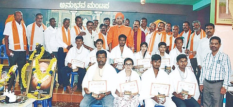 ಪಾಂಡವಪುರ ತಾಲೂಕಿನ ಬೇಬಿಬೆಟ್ಟದ ಶ್ರೀರಾಮ ಯೋಗೇಶ್ವರ ಮಠದಲ್ಲಿ ಆಯೋಜಿಸಿದ್ದ ವೀರಶೈವ ಲಿಂಗಾಯುತ ನೌಕರರ ಕ್ಷೇಮಾಭಿವೃದ್ಧಿ ಸಂಘದ ವತಿಯಿಂದ ಆಯೋಜಿಸಿದ್ದ ಪ್ರತಿಭಾ ಪುರಸ್ಕಾರ, ಅಭಿನಂದನ ಸಮಾರಂಭದಲ್ಲಿ ವಿದ್ಯಾರ್ಥಿಗಳಿಗೆ, ನಿವೃತ್ತ ಶಿಕ್ಷಕರಿಗೆ ಹಾಗೂ ಜಿಲ್ಲಾಮಟ್ಟದ ಉತ್ತಮ ಶಿಕ್ಷಕರನ್ನು ಅಭಿನಂದಿಸಲಾಯಿತು.