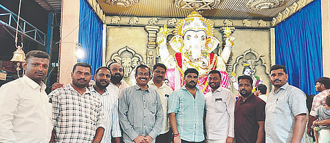 ಪಾಂಡವಪುರ ಪಟ್ಟಣದ ಹಳೇ ಬಸ್ ನಿಲ್ದಾಣದಲ್ಲಿ ಶ್ರೀ ಸಿದ್ಧಿ ವಿನಾಯಕ ಸೇವಾ ಸಮಿತಿ ಆಯೋಜಿಸಿದ್ದ 46ನೇ ವರ್ಷದ ಗಣಪತಿ ಪೂಜಾ ಮಹೋತ್ಸವದಲ್ಲಿ ****ಜೆಡಿಎಸ್ ಯುವ ನಾಯಕ ಸಿ.ಪಿ.ಶಿವರಾಜು ಭಾಗವಹಿಸಿ ಪೂಜೆ ಸಲ್ಲಿಸಿದರು.