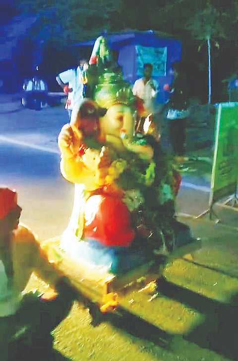 ಕೆ.ಎಂ.ದೊಡ್ಡಿಯ ಚಾಂಶುಗರ್ಸ್‌ ಕಾಖಾನೆಯ ಶ್ರೀ ಚಾಮುಂಡೇಶ್ವರಿ ದೇವಾಲಯದ ಪ್ರಾಂಗಣದಲ್ಲಿ ಕಬ್ಬಿನ ಗಣಪ ಮೂಡಿರುವುದು.