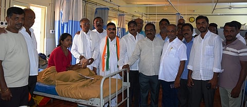 ಪಾಂಡವಪುರದ ಸಾರ್ವಜನಿಕ ಆಸ್ಪತ್ರೆ ರೋಗಿಗಳಿಗೆ ಕಾಂಗ್ರೆಸ್ ಕಾರ್ಯಕರ್ತರು ಹಣ್ಣುಹಂಪಲು ವಿತರಣೆ ಮಾಡಿದರು. ಶ್ರೀಕಾಂತ್, ಭರತ್‌ಪಟೇಲ್, ಚಂದ್ರಶೇಖರ್,  ಕೆ.ಕುಬೇರ, ಪಟೇಲ್ ರಮೇಶ್,ಸಿದ್ದಲಿಂಗಯ್ಯ ಇತರರಿದ್ದರು.