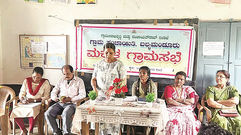 ಬಲ್ಯಮುಂಡೂರುವಿನಲ್ಲಿ ಏರ್ಪಡಿಸಿದ್ದ ಮಕ್ಕಳ ಗ್ರಾಮಸಭೆಯಲ್ಲಿ ಪಂಚಾಯಿತಿ ಅಧ್ಯಕ್ಷೆ ದೇಯಂಡ ಜಯಂತಿ ಮಾತನಾಡಿದರು. ಕೆ.ಪಿ.ಪವಿತ್ರಾ, ಸುಬ್ರಮಣಿ, ಎ.ಎನ್.ದಿವ್ಯಾ, ಸುರೇಶ್, ಸುಶೀಲಾ ಇತರರಿದ್ದರು.