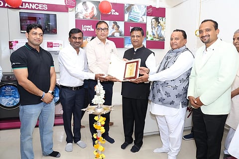 ರಾಯಚೂರಿನ ಚಂದ್ರ ಮೌಳೇಶ್ವರ ವೃತ್ತದ ಹತ್ತಿರದಲ್ಲಿ ನೂತನಾವಗಿ ಆರಂಭಗೊಂಡ ಗೋದ್ರೇಜ್ ಶೋರಮ್‌ನ್ನು  ಮಾಲೀಕರಾದ ರಾಜಗೋಪಾಲ್ ಇನಾನಿ, ಪುರುಷೋತ್ತಮ ಇನಾನಿ, ಕಿಶನ್ ಗೋಪಾಲ್ ಜಾವೆರ್ ಹಾಗೂ ರಾಮಾನುಜ್ ಝಾವರ್ ಬುಧವಾರ ಉದ್ಘಾಟಿಸಿದರು. ಶೋರಮ್ನ ಕರ್ನಾಟಕದ ವಲಯ ವ್ಯವಹಾರ ಮುಖ್ಯಸ್ಥ ರೋಹಿತ್ ಶ್ರೀವಾಸ್ತವ್, ಶಾಖೆ ವ್ಯವಸ್ಥಾಪಕ ಹಿತೇಶ ಭಾರದ್ವಾಜ್ ಇದ್ದರು.