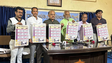 ರಾಯಚೂರು ರಿಪೋರ್ಟರ್ಸ್ ಗಿಲ್ಡ್ ನ ನೂತನ ವರ್ಷದ ಕ್ಯಾಲೆಂಡರ್ ಬಿಡುಗಡೆ ಕಾರ್ಯಕ್ರಮ ನಗರದ ಪತ್ರಿಕಾ ಭವನದಲ್ಲಿ ಗುರುವಾರ ನಡೆಯಿತು. ಗಿಲ್ಡ್ನ ಸಂಸ್ಥಾಪಕ ಸದಸ್ಯರಾದ ಸುರೇಂದ್ರಾಚಾರ್‌ಕೋರ್ತಕುಂದಾ, ರಘುನಾಥರೆಡ್ಡಿ ಮನ್ಸಲಾಪೂರು, ಉಪಾಧ್ಯಕ್ಷ ಎಂ.ಜಯರಾಮ್, ಕಾರ್ಯದರ್ಶಿ ವೆಂಕಟೇಶ ಹೂಗಾರ, ಪ್ರಾದೇಶಿಕ ಜಿಲ್ಲಾ ಕನ್ನಡ ಪತ್ರಿಕೆ ಸಂಪಾದಕರ ಸಂಘದ ಅಧ್ಯಕ್ಷ ಚನ್ನಬಸವ ಬಾಗಲವಾಡ, ಗಿಲ್ಡ್ ಖಜಾಂಚಿ ಕೆ.ಸಣ್ಣ ಈರಣ್ಣ ಇದ್ದರು.