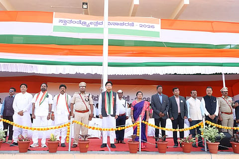 ರಾಯಚೂರಿನ ಜಿಲ್ಲಾ ಕ್ರೀಡಾಂಗಣದಲ್ಲಿ ಜಿಲ್ಲಾ ಉಸ್ತುವಾರಿ ಸಚಿವ ಡಾ.ಅಜಯ ಧರ್ಮಸಿಂಗ್ ಅವರು ಶನಿವಾರ 80ನೇ ಸ್ವಾತಂತ್ರ್ಯ ದಿನಾಚರಣೆ ಅಂಗವಾಗಿ ರಾಷ್ಟ್ರ ಧ್ವಜಾರೋಹಣ ನೆರವೇರಿಸಿದರು. ಶಾಸಕರಾದ ಡಾ.ಎಸ್.ಶಿವರಾಜ ಪಾಟೀಲ್,ಬಸನಗೌಡ ದದ್ದಲ್, ಎಂಎಲ್ಸಿ ಎ.ವಸಂತ ಕುಮಾರ, ಜಿಲ್ಲಾಧಿಕಾರಿನ ಪೂವಿತಾ ಎಸ್. ಜಿಪಂ ಸಿಇಓ ಈಶ್ವರ ಕುಮಾರ ಕಾಂದೊ, ಎಸ್ಪಿ ಅರುಣಾಂಗ್ಶು ಗಿರಿ, ಪಾಲಿಕೆ ಆಯುಕ್ತ ಜುಬಿನ್ ಮಹೋಪಾತ್ರ ಇದ್ದರು.