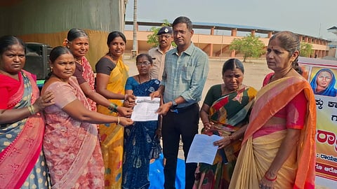 ಸರ್ಕಾರಿ ಶಾಲೆಯಲ್ಲಿ ಆರ್‌ಟಿಇ ಸಮರ್ಪಕ ಜಾರಿಗೊಳಿಸಲು ಒತ್ತಾಯಿಸಿ ಸರ್ಕಾರಿ ಶಾಲೆ ಅಭಿವೃದ್ಧಿ ವೇದಿಕೆ ವತಿಯಿಂದ ರಾಯಚೂರಿನ ಜಿಲ್ಲಾ ಕ್ರೀಡಾಂಗಣದಲ್ಲಿ ಬುಧವಾರ ಎಡಿಸಿ ಶಿವಾನಂದ ಭಜಂತ್ರಿ ಮೂಲಕ ಸರ್ಕಾರಕ್ಕೆ ಮನವಿ ಸಲ್ಲಿಸಿದರು. ಜಿಲ್ಲಾ ಸಂಚಾಲಕಿ ವಿದ್ಯಾ ಪಾಟೀಲ್, ರಾಘವೇಂದ್ರ ಕುಷ್ಟಗಿ, ರೂಪಮ್ಮ, ಶಿವರಾಂ ರೆಡ್ಡಿ ,ಗುರುರಾಜ್,ಸೈಯದ್ ಹಫೀಜ್ ಉಲ್ಲಾ, ಬಸವರಾಜ್ ಸ್ವಾಮಿ, ಎಂ.ಆರ್.ಬೇರಿ, ಮಾರಮ್ಮ ಇದ್ದರು.