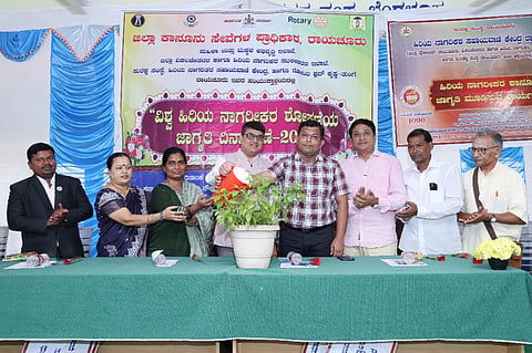 ರಾಯಚೂರಿನ ಸರ್ಕಾರಿ ನೌಕರರ ಸಂಘದ ಸಭಾಂಗಣದಲ್ಲಿ ಸೋಮವಾರ ಜಿಲ್ಲಾ ಕಾನೂನು ಸೇವೆಗಳ ಪ್ರಾಧಿಕಾರ ವತಿಯಿಂದ ಸೋಮವಾರ ಹಮ್ಮಿಕೊಂಡಿದ್ದ ವಿಶ್ವ ಹಿರಿಯ ನಾಗರಿಕರ ಶೋಷಣೆಯ ಜಾಗೃತಿ ದಿನಾಚರಣೆಯನ್ನು  ಜಿಲ್ಲಾ ಕಾನೂನು ಸೇವೆಗಳ ಪ್ರಾಧಿಕಾರದ ಸದಸ್ಯ ಕಾರ್ಯದರ್ಶಿಗಳಾದ ಸಿದ್ರಾಮಪ್ಪ.ಕೆ, ಉದ್ಘಾಟಿಸಿದರು. ಸಹಾಯಕ ಆಯುಕ್ತ ಹಂಪಣ್ಣ ಸಜ್ಜನ್, ಸುರಕ್ಷಾ ಹಿರಿಯ ನಾಗರಿಕ ಸಹಾಯವಾಣಿ ಕೇಂದ್ರದ ಮುಖ್ಯಸ್ಥ ಪವನ್ ಕಿಶೋರ ಪಾಟೀಲ್, ಮಹಿಳಾ ಮತ್ತು ಮಕ್ಕಳ ಅಭಿವೃದ್ಧಿ ಇಲಾಖೆಯ ಉಪನಿರ್ದೇಶಕಿ ಶರಣಮ್ಮ, ವಕೀಲರಾದ ಗಣೇಶ, ಬಾಸ್ಕರ ಬಾಬು ಇದ್ದರು.