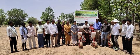  ತಾಲೂಕಿನ ಮಿಟ್ಟಿ ಮಲ್ಕಾಪುರ ಗ್ರಾಮದಲ್ಲಿ  ಸೋಮವಾರ ಹಮ್ಮಿಕೊಳ್ಳಲಾಗಿದ್ದ ಹತ್ತಿ ಉತ್ಪಾದಕತೆ ಮಿಷನ್ ಯೋಜನೆಯ ಕ್ಷೇತ್ರ ಪ್ರಾತ್ಯಕ್ಷಿಕೆಗೆ ಕೃಷಿ ಇಲಾಖೆಯ ಜಂಟಿ ನಿರ್ದೇಶಕ ಪ್ರಕಾಕ್ ಚೌಹಾಣ್ ಚಾಲನೆ ನೀಡಿದರು. ಕೃಷಿ ಇಲಾಖೆಯ ಸಹಾಯಕ ಕೃಷಿ ನಿರ್ದೇಶಕಿ ದೀಪ ಎಲ್., ಕೃಷಿ ವಿಜ್ಞಾನಿ ಡಾ.ಭೀಮಣ್ಣ, ಐಎಟಿ ಸಂಸ್ಥೆಯ ಆರ್‌ಎ.ಪಾಟೀಲ್, ಪ್ರಗತಿ ಪರ ರೈತ ಸಿದ್ದನಗೌಡ ಇದ್ದರು.