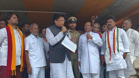 ರಾಯಚೂರಿನ ಏಮ್ಸ್ ಹೋರಾಟ ವೇದಿಕೆಗೆ ಜಿಲ್ಲಾ ಉಸ್ತುವಾರಿ ಸಚಿವ ಡಾ. ಅಜಯ್ ಧರ್ಮಸಿಂಗ್  ಶನಿವಾರ ಭೇಟಿ ನೀಡಿದರು. ಹೋರಾಟಗಾರ ಬಸವರಾಜ ಕಳಸ,ಗ್ರಾಮೀಣ ಶಾಸಕ ಬಸನಗೌಡ ದದ್ದಲ್, ಪ್ರಮುಖರಾದ ಕೆ.ಶಾಂತಪ್ಪ, ಸಾಧಿಕ್ ಖಾನ್ ಇದ್ದರು.