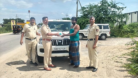 ರಾಯಚೂರಿನ ಪ್ರಾದೇಶಿಕ ಸಾರಿಗೆ ಇಲಾಖೆಯಿಂದ 80ನೇ ಸ್ವಾತಂತ್ರ್ಯ ದಿನಾಚರಣೆ ನಿಮಿತ್ತ ಶನಿವಾರ ವಾಹನ ಚಾಲಕರಿಗೆ ಮೋಟಾರ್ ವಾಹನ ನಿರೀಕ್ಷಕ ರಾಕೇಶ ಎಂ. ಚಾಲಕರಿಗೆ ಊಟದ ಕಿಟ್‌ಗಳನ್ನು ವಿತರಿಸಿದರು. ಇಲಾಖೆಯ ಚಾಲಕ ರಫೀಕ್, ಗೃಹ ರಕ್ಷಕ ಸಿಬ್ಬಂದಿ ಕಿರಣ್,ರವಿ ಇದ್ದರು.