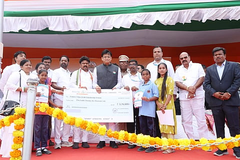 ಕೆನರಾ ಬ್ಯಾಂಕ್ ಕೆನರಾ ವಿದ್ಯಾ ಜ್ಯೋತಿ ಯೋಜನೆಯಡಿ ಜಿಲ್ಲೆಯ 24 ಶಾಖೆಗಳಿಂದ 144 ವಿದ್ಯಾರ್ಥಿಗಳಿಗೆ ಶನಿವಾರ ರಾಯಚೂರಿನ ಜಿಲ್ಲಾ ಕ್ರೀಡಾಂಗಣದಲ್ಲಿ ಜಿಲ್ಲಾ ಉಸ್ತುವಾರಿ ಸಚಿವ ಡಾ.ಅಜಯ್ ಧರ್ಮಸಿಂಗ್ 5.76 ಲಕ್ಷ ರೂ. ಮೊತ್ತದ ವಿದ್ಯಾರ್ಥಿ ವೇತನವನ್ನು ವಿತರಿಸಿದರು. ಶಾಸಕ ಬಸನಗೌಡ ದದ್ದಲ್, ಎಂಎಲ್ಸಿ ಎ.ವಸಂತಕುಮಾರ, ಜಿಲ್ಲಾಧಿಕಾರಿ ಪೂವಿತಾ ಎಸ್., ಕೆನರಾ ಬ್ಯಾಂಕ್ ಪ್ರಾದೇಶಿಕ ಮುಖ್ಯಸ್ಥೆ ಯು. ರಾಜೇಶ್ವರಿ, ಶಾಖೆಯ ಡಿಎಂ ಜಿ.ಕೃಷ್ಣ, ಸಿಬ್ಬಂದಿ ಅಜೀತ್ ಕುಮಾರ ಇದ್ದರು.