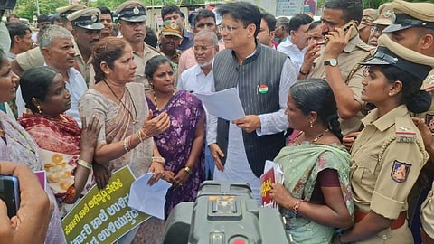 ಸರ್ಕಾರಿ ಶಾಲೆಗಳ ಉಳಿವು ಹಾಗೂ ಮಕ್ಕಳಿಗೆ ಗುಣಮಟ್ಟದ ಶಿಕ್ಷಣ ಒದಗಿಸುವಂತೆ ಒತ್ತಾಯಿಸಿ ಸರ್ಕಾರಿ ಶಾಲೆ ಅಭಿವೃದ್ಧಿ ವೇದಿಕೆ ವತಿಯಿಂದ ಶನಿವಾರ ರಾಯಚೂರಿನ ಡಾ.ಬಿ.ಆರ್.ವೃತ್ತದಲ್ಲಿ ಜಿಲ್ಲಾ ಉಸ್ತುವಾರಿ ಸಚಿವ ಡಾ.ಅಜಯ್ ಧರ್ಮಸಿಂಗ್ ಅವರಿಗೆ ಮನವಿ ಸಲ್ಲಿಸಿದರು. ಪ್ರಮುಖರಾದ ವಿದ್ಯಾ ಪಾಟೀಲ್, ರಾಧ, ಸಾವಿತ್ರಮ್ಮ, ರೇಣುಕಮ್ಮ, ಅಕ್ಕಮ್ಮ, ಶಾಂಭವಿ, ಹನುಮೇಶ, ಬಸವರಾಜ, ಗುರುರಾಜ ಪಾಟೀಲ್, ಮರಿಯಮ್ಮ, ಇಂದ್ರಮ್ಮ, ಸೈಯದ್ ಹಫಿಜುಲ್ಲಾ ಇದ್ದರು.