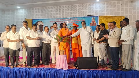 ಚಾಮರಾಜನಗರದ ಡಾ.ಬಿ.ಆರ್.ಅಂಬೇಡ್ಕರ್ ಭವನದಲ್ಲಿ ನಡೆದ ವಿಚಾರ ಸಂಕಿರಣವನ್ನು ಜ್ಞಾನಪ್ರಕಾಶಸ್ವಾಮೀಜಿ ಉದ್ಘಾಟಿಸಿದರು. ಶ್ರೀಬಸವರಾಜನಾಗಿ ಸ್ವಾಮೀಜಿ, ಎ.ಆರ್.ಕೃಷ್ಣಮೂರ್ತಿ, ಚಂದ್ರಶೇಖರಯ್ಯ, ವೆಂಕಟರಮಣಸ್ವಾಮಿ(ಪಾಪು), ದೇವರಾಜ್ ಇನ್ನಿತರರಿದ್ದರು. 