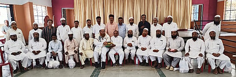 ಚಾಮರಾಜನಗರದ ಮೌಲಾನಾ ಆಜಾದ್ ಕಮ್ಯೂನಿಟಿಹಾಲ್ ಸಭಾಂಗಣದಲ್ಲಿ ನಡೆದ ಸಮಾರಂಭದಲ್ಲಿ ಶಾಸಕ ಸಿ.ಪುಟ್ಟರಂಗಶೆಟ್ಟಿ ಅವರು ವಿವಿಧ ಮಸೀದಿಗಳ ಧರ್ಮ ಗುರುಗಳನ್ನು ಸನ್ಮಾನಿಸಿದರು. ಮಹಮದ್ ಅಸ್ಗರ್ ಮುನ್ನಾ, ಸಯ್ಯದ್‌ರಫಿ, ಸುಹೇಲ್ ಅಲಿಖಾನ್, ಆಯುಬ್ ಖಾನ್, ನಯಾಜ್ ಪಾಷಾ, ಇಬ್ರಾನ್‌ಅಹಮದ್, ಅಪ್ಸರ್‌ಅಹಮದ್, ಪರ್ವೇಜ್ ಸೈಯದ್ ಇರ್ಷದ್ ಇನ್ನಿತರರಿದ್ದರು. 