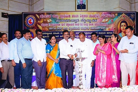 ಚಾಮರಾಜನಗರದ ಜೆ.ಎಚ್.ಪಾಟೇಲ್ ಸಭಾಂಗಣದಲ್ಲಿ ನಡೆದ ಕಾರ್ಯಕ್ರಮವನ್ನು ಶಾಸಕ ಸಿ.ಪುಟ್ಟರಂಗಶೆಟ್ಟಿ ಉದ್ಘಾಟಿಸಿದರು. ಡಾ.ಅಶ್ವಿನಿ, ಡಾ.ರೇಣುಕಾದೇವಿ, ಮಹಾದೇವಸ್ವಾಮಿ, ಶಿವಕುಮಾರಯ್ಯ, ಭರತ್ ಭೂಷಣ್ ಇನ್ನಿತರರಿದ್ದರು. 