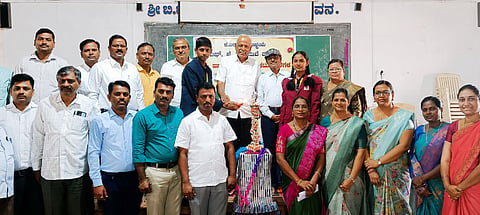 ಸವದತ್ತಿ ಕೆಎಲ್‌ಇ ಸಂಸ್ಥೆಯ ಎಸ್.ಕೆ.ಪ್ರೌಢಶಾಲೆ ಪಠ್ಯ ಹಾಗೂ ಪಠ್ಯೇತರ ಚಟುವಟಿಕೆಗಳನ್ನು ಜಗದೀಶ ಶಿಂತ್ರಿ ಉದ್ಘಾಟಿಸಿದರು. ಎಸ್.ಬಿ.ಗುಡೆನ್ನವರ, ಪ್ರೊ.ಪಿ.ಎಲ್.ಮಿಸಾಳೆ, ಎಸ್.ಎಸ್.ಪಾಟೀಲ ಇತರರಿದ್ದರು.