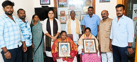 ಗೋವನಕೊಪ್ಪ ಗ್ರಾಮದಲ್ಲಿ ರಾಷ್ಟ್ರೀಯ ಪಂಜಾ ಕುಸ್ತಿ ಸ್ಪರ್ಧೆಯಲ್ಲಿ ಸಾಧನೆಗೈದ ಯಲ್ಲವ್ವ ಉಪ್ಪಾರ ಹಾಗೂ ನೀಲವ್ವ ಬಗವಾಡಿ ಅವರನ್ನು ಜಿಲ್ಲಾ ಕಾಂಗ್ರೆಸ್ ಗ್ರಾಮೀಣ ಘಟಕದ ಅಧ್ಯಕ್ಷೆ ಅಶ್ವಿನಿ ಬೆಳವಡಿ ಸನ್ಮಾನಿಸಿದರು. ಬಿ.ಎನ್.ಹೊಸೂರ, ಭೀಮಪ್ಪ ತಳವಾರ, ಬಸವರಾಜ ಉದಂಡಿ ಇತರರಿದ್ದರು.