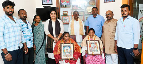 ರಾಷ್ಟ್ರೀಯ ಪಂಜಾ ಕುಸ್ತಿ ಸ್ಪರ್ಧೆಯಲ್ಲಿ ಸಾಧನೆಗೈದ ಯಲ್ಲವ್ವ ಉಪ್ಪಾರ ಹಾಗೂ ನೀಲವ್ವ ಬಗವಾಡಿ ಅವರನ್ನು ಗೋವನಕೊಪ್ಪದಲ್ಲಿ ಅಶ್ವಿನಿ ಬೆಳವಡಿ ಸನ್ಮಾನಿಸಿದರು. ಬಿ.ಎನ್.ಹೊಸೂರ, ಭೀಮಪ್ಪ ತಳವಾರ, ಬಸವರಾಜ ಉದಂಡಿ ಇತರರಿದ್ದರು.