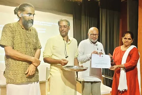 ಸಾಗರ ತಾಲೂಕಿನ ಹೊನ್ನೇಸರ ಶ್ರಮಜೀವಿ ಆಶ್ರಮದಲ್ಲಿ ಆಯೋಜಿಸಿದ್ದ ಆಹಾರ, ಆರೋಗ್ಯ, ಆದಾಯ ಕಾರ್ಯಾಗಾರದಲ್ಲಿ ಪಾಲ್ಗೊಂಡವರಿಗೆ ಪ್ರಮಾಣ ಪತ್ರ ವಿತರಿಸಲಾಯಿತು. ಅನಿಲ್ ಹೆಗ್ಡೆ , ರಾಮ್‌ಬಾಬು, ಪುರುಷೋತ್ತಮ ಅಡವೆ, ಜಯರಾಮ ಪಾಟೀಲ್ ಇದ್ದರು.