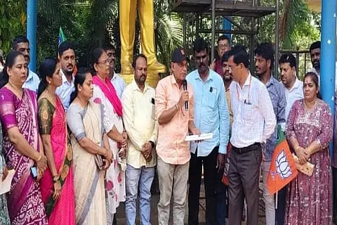 ಸಾಗರ ನಗರಸಭೆ ಆಡಳಿತ ವೈಖರಿ ಖಂಡಿಸಿ ನಗರಸಭೆ ಬಳಿ ವಿಜೆಪಿ ಪ್ರಮುಖರು, ಕಾರ್ಯಕರ್ತರು ಪ್ರತಿಭಟನೆ ನಡೆಸಿದರು. ಗಣೇಶ್‌ಪ್ರಸಾದ್, ಶ್ರೀನಿವಾಸ್, ಡಾ. ರಾಜನಂದಿನಿ ಕಾಗೋಡು, ಕೃಷ್ಣ ಶೇಟ್ ಇತರರಿದ್ದರು.