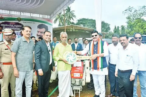 ಸಾಗರದಲ್ಲಿ ಕೃಷಿ ಇಲಾಖೆಯಿಂದ ರೈತರಿಗೆ ಟಿಲ್ಲರ್ ವಿತರಿಸಲಾಯಿತು. ಗೋಪಾಲಕೃಷ್ಣ ಬೇಳೂರು, ಲೋಕೇಶ್, ಬಿ.ಎಲ್.ಶಿವಪ್ರಕಾಶ್ ಇತರರಿದ್ದರು.