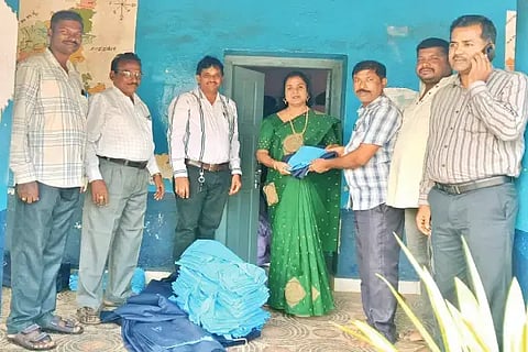 ಸೊರಬದಲ್ಲಿ ಮಕ್ಕಳಿಗೆ ನೀಡುವ ಸಮವಸ್ತ್ರಗಳನ್ನು ಆಯಾ ಶಾಲಾ ಶಿಕ್ಷಕರಿಗೆ ವಿತರಿಸಲಾಯಿತು. ಆರ್.ಪುಷ್ಪಾ, ಪರಮೇಶ್ವರಪ್ಪ, ವಿರೂಪಾಕ್ಷಪ್ಪ, ಸಂಜೀವ್ ಇತರರಿದ್ದರು.