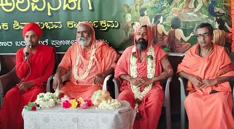 ಸೊರಬ ತಾಲೂಕಿನ ಬಂಕಸಾಣ ವರದಾ ತೀರದ ಸಮಾಧಾನ ಹಿರೇಮಠದಲ್ಲಿ ಶ್ರೀ ಘನಬಸವ ಅಮರೇಶ್ವರ ಸ್ವಾಮೀಜಿ ಅವರ ಅಧಿಕ ಜ್ಯೇಷ್ಠ ಮಾಸದ ಅನುಷ್ಠಾನ ಸಮಾರೋಪ ಸಮಾರಂಭದಲ್ಲಿ ಶ್ರೀ ಕೆಂಪಿನ ಸಿದ್ಧವೃಷಭೇಂದ್ರ ಸ್ವಾಮೀಜಿ ಆಶೀರ್ವಚನ ನೀಡಿದರು. ಶ್ರೀ ವಿಜಯಕುಮಾರ ದೇಶಿಕೇಂದ್ರ ಸ್ವಾಮೀಜಿ, ಶ್ರೀ ಜಗದೀಶ ಸ್ವಾಮೀಜಿ ಇತರರಿದ್ದರು.