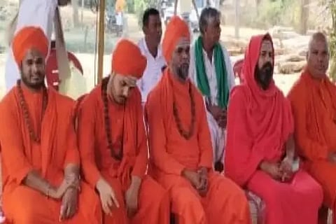 ಮಕರ ಸಂಕ್ರಾಂತಿ ಅಂಗವಾಗಿ ಸೊರಬ ತಾಲೂಕಿನ ಗೌರಿ ಹಳ್ಳದಲ್ಲಿ ಆಯೋಜಿಸಿದ್ದ ಗೌರಿಶಂಕರ ಪೂಜೆ, ಶಿವಾನುಭವ ಕಾರ್ಯಕ್ರಮದಲ್ಲಿ ಶ್ರೀ ಕುಮಾರಕೆಂಪಿನ ವೃಷಭೇಂದ್ರ ಸ್ವಾಮೀಜಿ, ಶಿವಮೂರ್ತಿ ಮುರುಘರಾಜೇಂದ್ರ ಶ್ರೀ, ಶ್ರೀ ಪ್ರಭುಲಿಂಗ ಸ್ವಾಮೀಜಿ, ಶ್ರೀ ಶಿವಯೋಗಿ ದೇವರು ಇತರರಿದ್ದರು.