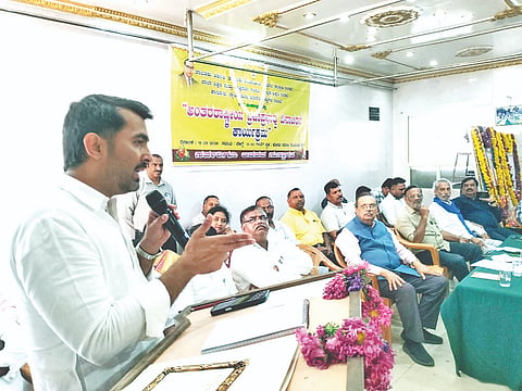ಸೋಮವಾರಪೇಟೆ ಕೊಡವ ಸಮಾಜದಲ್ಲಿ ನಡೆದ ಅಂತಾರಾಷ್ಟ್ರೀಯ ಪ್ರಜಾಪ್ರಭುತ್ವ ದಿನ ಕಾರ್ಯಕ್ರಮದಲ್ಲಿ ಶಾಸಕ ಡಾ. ಮಂತರ್‌ಗೌಡ ಮಾತನಾಡಿದರು. ಅಭಿಮನ್ಯುಕುಮಾರ್, ಕೃಷ್ಣಮೂರ್ತಿ, ಶಶಿಧರ್, ಕಾಂತರಾಜ್ ಇದ್ದರು.