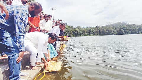  ಸೋಮವಾರಪೇಟೆ ತಾಲೂಕಿನ ದೊಡ್ಡಮಳ್ತೆ ಶ್ರೀ ಹೊನ್ನಮ್ಮನ ಕೆರೆ ಕ್ಷೇತ್ರದಲ್ಲಿ ನಡೆದ ಜಾತ್ರೋತ್ಸವದಲ್ಲಿ ಭಾಗವಹಿಸಿದ್ದ ಶಾಸಕ ಡಾ. ಮಂತರ್‌ಗೌಡ ಕೆರೆಗೆ ಬಾಗಿನ ಅರ್ಪಿಸಿದರು. ಡಿ.ಬಿ.ವೀರೇಶ, ಪ್ರದೀಪ್, ಡಿ.ಬಿ.ಲೋಕೇಶ್, ಎಂ.ಬಿ.ವಸಂತ್, ಭರತ್ ಇತರರು ಇದ್ದರು. 