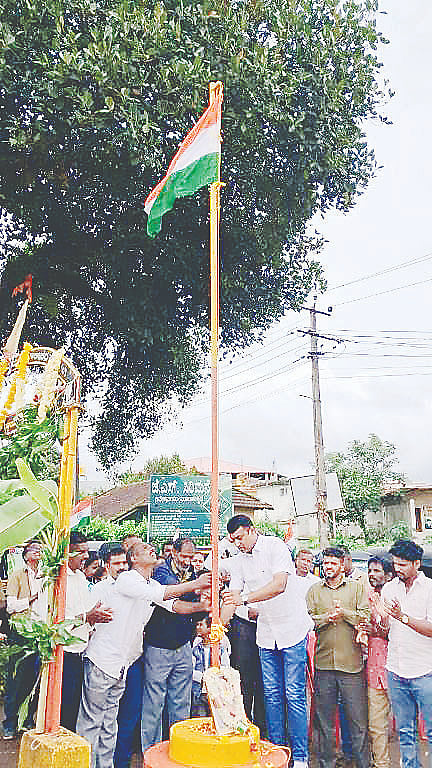 ಶನಿವಾರರಸಂತೆ ಆಟೋ ಚಾಲಕರ ಸಂಘದಿಂದ ಸ್ವಾತಂತ್ರೃ ದಿನ ದಿನಾಚರಣೆ ಕಾರ್ಯಕ್ರಮದಲ್ಲಿ ಗ್ರಾಪಂ ಮಾಜಿ ಸದಸ್ಯ ಆದಿತ್ಯ ಗೌಡ ಧ್ವಜರೋಹಣ ಮಾಡಿದರು.