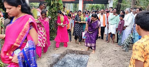 ಶನಿವಾರಸಂತೆ ಸಮೀಪತ ಮುಳ್ಳೂರು ಗ್ರಾಮದ ಶ್ರೀ ಬಸವೇಶ್ವರಸ್ವಾಮಿ ದೇವಸ್ಥಾನದ ವಾರ್ಷಿಕ ಪೂಜಾ ಮಹೋತ್ಸವ ಅಂಗವಾಗಿ ಗ್ರಾಮದ ಪ್ರಮುಖ ಬೀದಿಗಳಲ್ಲಿ ಅಡ್ಡಪಲ್ಲಕ್ಕಿ ಉತ್ಸವ ಮೆರವಣಿಗೆ ನಡೆಯಿತು.