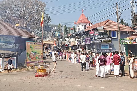 ಸುಂಟಿಕೊಪ್ಪ ಪೊಂಗಲ್ ಸಮಿತಿ ವತಿಯಿಂದ ಮಕರ ಸಂಕ್ರಾಂತಿ ಹಬ್ಬದ ಪ್ರಯುಕ್ತ ಹಾಲಿನ ಕಳಶದೊಂದಿಗೆ ಗುರುವಾರ ಪಟ್ಟಣದ ಬೀದಿಗಳಲ್ಲಿ ಮೆರವಣಿಗೆ ನಡೆಸಲಾಯಿತು.  2.ಶ್ರೀಚಾಮುಂಡೇಶ್ವರಿ, ಮುತ್ತಪ್ಪ ದೇವಸ್ಥಾನದಲ್ಲಿ ಕಳಸವನ್ನಿಟ್ಟು ಪೂಜೆ ಸಲ್ಲಿಸಲಾಯಿತು.