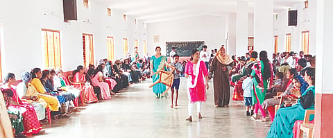 :ಪಾಲಕರು ಕ್ರೀಡಾಕೂಟದಲ್ಲಿ ತೊಡಗಿದ್ದ ಸಂದರ್ಭ.