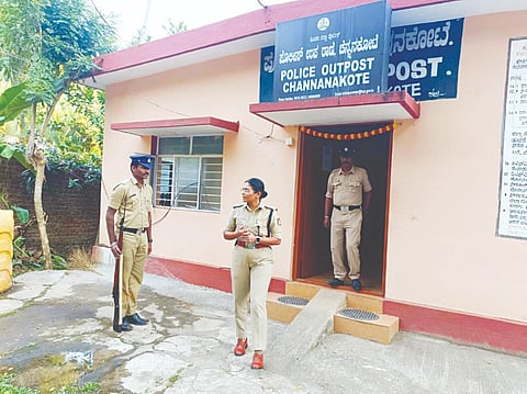 ಚೆನ್ನಯ್ಯನ ಕೋಟೆ ಪೊಲೀಸ್ ಉಪ ಠಾಣೆಗೆ ಜಿಲ್ಲಾ ಪೊಲೀಸ್ ವರಿಷ್ಠಾಧಿಕಾರಿ ಬಿಂದುಮಣಿ ಭೇಟಿ ನೀಡಿ ಪರಿಶೀಲನೆ ನಡೆಸಿದರು.