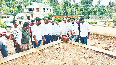 ಬಡ ಕುಟುಂಬಗಳ ಮನೆ ನಿರ್ಮಾಣ ಕಾಮಗಾರಿಗೆ ಶಾಸಕ ಎ. ಎಸ್.ಪೊಣ್ಣನ್ನ ಭೂಮಿಪೂಜೆ ನೆರವೇರಿಸಿದರು.