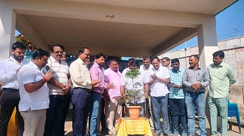 ಹಿರೀಸಾವೆ  ಸರ್ಕಾರಿ ಹಿರಿಯ ಪ್ರಾಥಮಿಕ ಬಾಲಕರ ಪಾಠಶಾಲೆ ಆವರಣದಲ್ಲಿ ಎವನ್ ಪ್ಲಾಸ್ಟ್ ಪೈಪ್ ಕಂಪನಿಯಿಂದ ಆಯೋಜಿಸಿದ್ದ ಉಚಿತ ಬ್ಯಾಗ್ ವಿತರಣೆ ಕಾರ್ಯಕ್ರಮದಲ್ಲಿ ಶಾಸಕ ಸಿಎನ್ ಬಾಲಕೃಷ್ಣ ಚಾಲನೆ ನೀಡಿದರು.