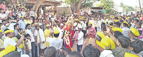 ಕಮತಗಿ ಪಟ್ಟಣದ ಆರಾಧ್ಯ ದೇವತೆ ರಾಮಲಿಂಗ ಚೌಡೇಶ್ವರಿ ದೇವಿ ಜಾತ್ರೆ ನಿಮಿತ್ತ ದೇವಿ ಭಕ್ತರೊಂದಿಗೆ ಕೋಲಾಟ ಪ್ರದರ್ಶಿಸಿದಳು.