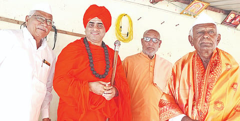 ಅಫಜಲಪುರ ತಾಲೂಕಿನ ಶಿವೂರಿನಲ್ಲಿ ಶ್ರೀ ಗುರು ಮಳೇಂದ್ರ ಶಿವಾಚಾರ್ಯರ ಶಾಖಾ ಮಠ ನಿರ್ಮಾಣಕ್ಕೆ ಅರ್ಧ ಎಕರೆ ಜಮೀನು ನೀಡಿದ ಬಸವಣ್ಣ ಅಳ್ಳಗಿ ಅವರನ್ನು ಶ್ರೀ ವಿಶ್ವಾರಾಧ್ಯ ಮಳೇಂದ್ರ ಶಿವಾಚಾರ್ಯರು ಸತ್ಕರಿಸಿದರು. ಗೆ ಸಿದ್ದಯ್ಯ ಹಿರೇಮಠ, ಗಂಗಾಧರ ಶರಣರು ಇದ್ದರು.