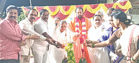 ಅಫಜಲಪುರದಲ್ಲಿ ಹಮ್ಮಿಕೊಂಡಿದ್ದ ಅಂತಾರಾಷ್ಟ್ರೀಯ ಮಹಿಳಾ ದಿನ, ವ್ಯಸನಮುಕ್ತ ಭಾರತ ಅಭಿಯಾನ ಕಾರ್ಯಕ್ರಮವನ್ನು ಶ್ರೀ ಡಾ.ಅಭಿನವ ಚನ್ನಮಲ್ಲ ಶಿವಾಚಾರ್ಯರು ಉದ್ಘಾಟಿಸಿದರು. ಬಿಕೆ ಪ್ರೇಮ್​, ಬಿಕೆ ವಿಜಯಾ, ಬಿಕೆ ಪುಷ್ಪಾ, ಚಂದ್ರಶೇಖರ ಕರಜಗಿ ಇತರರಿದ್ದರು.