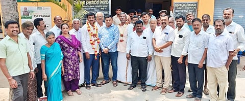 ನೂತನವಾಗಿ ಆಯ್ಕೆಯಾದ ಯರೇಹಳ್ಳಿ ಪ್ಯಾಕ್ಸ್ ನ ಅಧ್ಯಕ್ಷ ಮತ್ತು ಉಪಾಧ್ಯಕ್ಷರನ್ನು ಬಿಡಿಸಿಸಿ ಬ್ಯಾಂಕನ್ ನಿರ್ದೇಶಕ ಮಂಜು ಅಭಿನಂದಿಸಿದರು. 