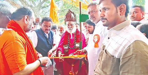  ಗೊಣಗಿ ಗ್ರಾಮದಲ್ಲಿ ನೂತನ ಹನುಮಾನ ದೇವಸ್ಥಾನದ ಲೋಕಾರ್ಪಣೆ ಹಾಗೂ ಕಳಸಾರೋಹಣ ಸಮಾರಂಭ ನಿಮಿತ್ತ ಮಂಗಳವಾರ ನಡೆದ ಧರ್ಮ ಸಭೆಯ ಸಾನ್ನಿದ್ಯವನ್ನು ಬಾಳೆಹೊನ್ನೂರು ಶ್ರೀ ರಂಭಾಪುರಿ ಜಗದ್ಗುರುಗಳು ವಹಿಸಿದ್ದರು. ಶ್ರೀ ಚಂದ್ರಗುಂಡ ಶಿವಾಚಾರ್ಯ, ಶ್ರೀ ರಾಜೇಶ್ವರ ಶಿವಾಚಾರ್ಯರು, ಶ್ರೀ ಡಾ. ಶಾಂತಸೋಮನಾಥ ಶಿವಾಚಾರ್ಯ,ಶಿವಕುಮಾರ ಶಿವಾಚಾರ್ಯ, ಸಿದ್ಧಲಿಂಗ ಶಿವಾಚಾರ್ಯರು, ಶ್ರೀ ಬಸವಲಿಂಗ ಶಿವಾಚಾರ್ಯ ಇತರರಿದ್ದರು.