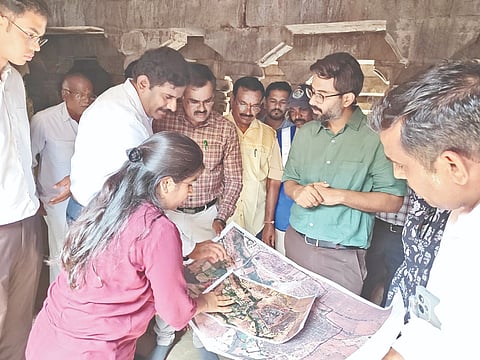 ಚಿತ್ತಾಪುರದ ನಾಗಾವಿ ಯಲ್ಲಮ್ಮ ದೇವಸ್ಥಾನದ ಪುರಾತತ್ವ ಇಲಾಖೆಯ 60 ಕಂಬಗಳ ಸ್ಥಳಕ್ಕೆ ಜಿಲ್ಲಾಧಿಕಾರಿ ಇಕ್ರಮ್​ ಶರೀಫ್​ ಮಂಗಳವಾರ ಭೇಟಿ ನೀಡಿ ಪರಿಶೀಲಿಸಿದರು.